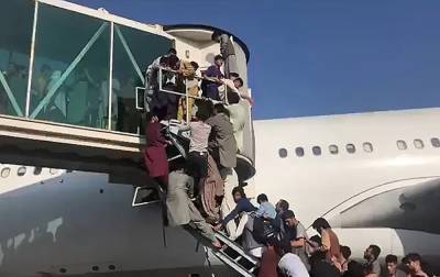 В аэропорту Кабула люди отчаянно штурмуют самолеты: появилось видео - novostiua.news - Украина - Афганистан - Кабул - Kabul
