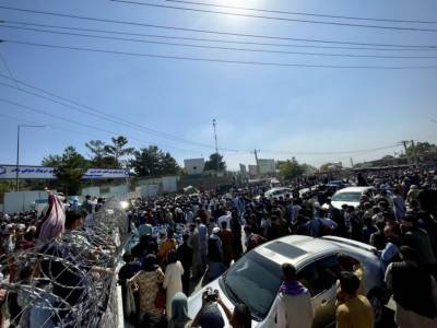 Тысячи людей штурмуют аэропорт Кабула на фоне ложных слухов о возможности уехать за рубеж и мира - cursorinfo.co.il - США - Канада - Афганистан - Кабул - Kabul - Талибан