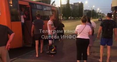 В Одессе пассажиру маршрутки устроили самосуд, видео: "выволокли из транспорта" - politeka.net - Украина - Одесса