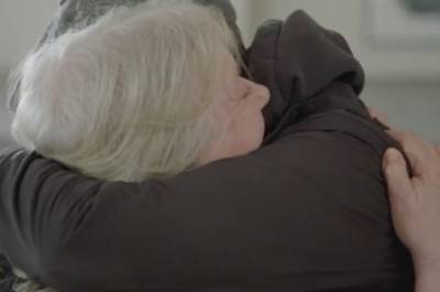 Мать нашла сына спустя 52 года после разлуки: кадры долгожданной встречи - politeka.net - Украина - Англия - Великобритания
