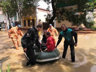 В Керчи из-за потопа без света остались 2 тыс. человек, порт, рынок и крупный завод (видео) - rosbalt.ru - Керчь