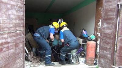 В Кемерове спасатели пришли на помощь пенсионерке, упавшей в погреб - gazeta.a42.ru