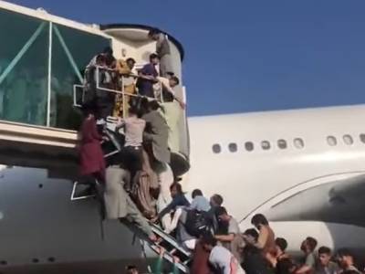 С вылетающего из Кабула самолета сорвались несколько человек (видео) - rosbalt.ru - США - Kabul - Twitter