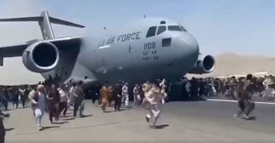 Появилось видео, как афганцы цеплялись за вылетавший из Кабула самолёт - reendex.ru - Россия - Афганистан - Кабул