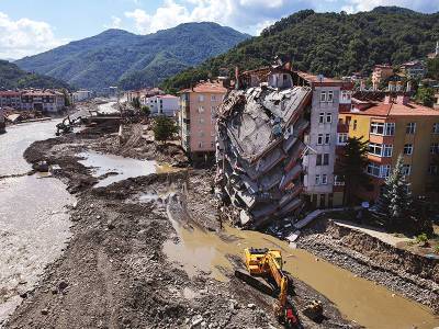 Число жертв наводнения на севере Турции увеличилось до 70 человек - runews24.ru - Turkey
