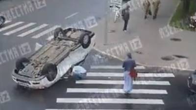 ДТП с перевернувшейся легковушкой в Санкт-Петербурге попало на видео - news.vse42.ru - Москва - Россия - Санкт-Петербург
