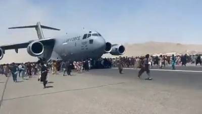Джо Байден - Семь человек погибли из-за хаоса при эвакуации в аэропорту Кабула - vm.ru - США - Афганистан - Кабул - Kabul