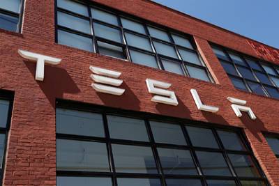 Акции Tesla упали после расследования США - lenta.ru - США