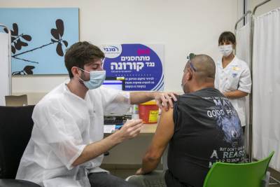Ницан Горовиц - Более половины израильтян 50+ уже вакцинированы трижды - news.israelinfo.co.il - Израиль - Тель-Авив