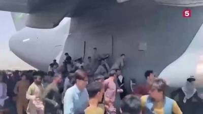 Повисших на американском самолете афганцев засняли на видео в Кабуле - 5-tv.ru - США - Афганистан - Кабул