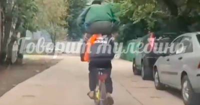 Михаил Боярский - Россиянин прокатился на велосипеде с пассажиром на плечах и попал на видео - moslenta.ru - Москва