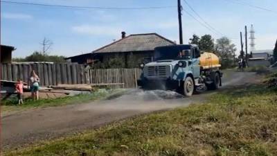 Свердловский губернатор высмеял мытье грунтовой дороги перед его приездом - 5-tv.ru - Россия - Свердловская обл. - Серов