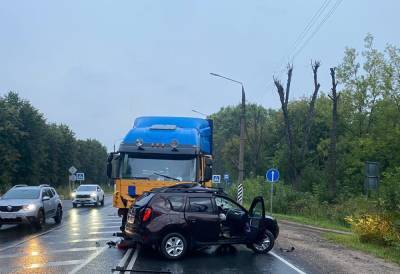 Renault Duster - В Твери водитель кроссовера получил тяжелые травмы в столкновении с грузовиком - afanasy.biz - Тверь