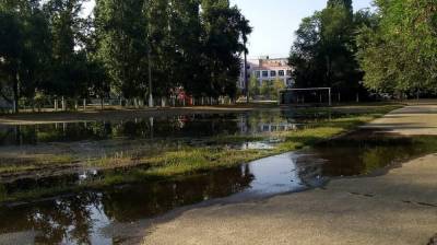 Стадион гимназии в Воронеже ушёл под воду из-за коммунальной аварии - vestivrn.ru - Воронеж
