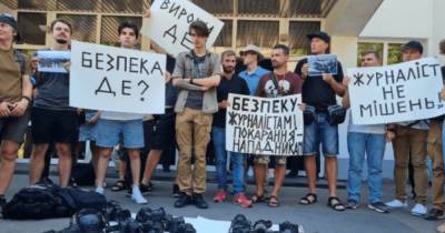 В Киеве фотокорреспонденты собрались на акцию после нападения на журналиста "Букв" (видео) - focus.ua - Украина - Киев