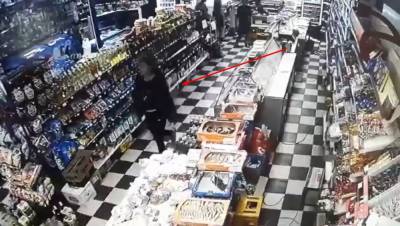 Пьяная женщина избила продавца в Харькове, видео: "шла целенаправленно" - kharkov.politeka.net - Украина - Харьков