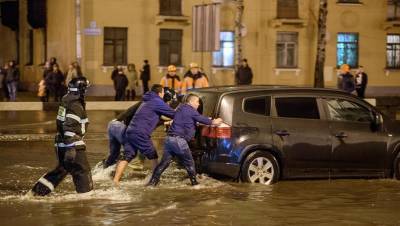 "Водоканал" перед ливнем отправил на дежурство 24 аварийные бригады - dp.ru - Санкт-Петербург - р-н Приморский