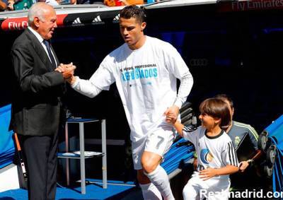 Криштиану Роналду - Cristiano Ronaldo - Роналду вышел на поле с сыном пострадавшего от журналистки беженца - vinegret.cz - Испания - Чехия - Мадрид - Madrid - county Real