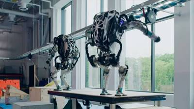 Boston Dynamics показала, как двуногие роботы Atlas занимаются паркуром - bin.ua - Украина - Boston