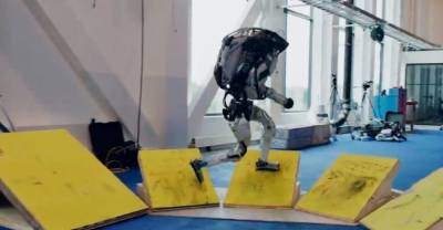 "Чрезвычайно впечатляет!": Роботы Boston Dynamics овладели паркуром и восхитили Интернет - reendex.ru - Boston