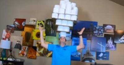 Мужчина поставил на голову 101 рулон туалетной бумаги и побил рекорд - ren.tv - штат Айдахо