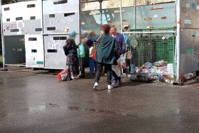 Пенсионеры в Петербурге были вынуждены искать еду в мусорном баке - abnews.ru - Санкт-Петербург - район Василеостровский