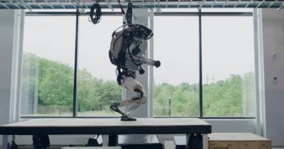 Boston Dynamics научила роботов искусству паркура (видео) - focus.ua - Украина - Boston