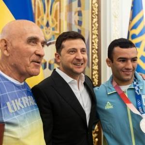 Владимир Александрович Зеленский - Зеленский вручил орден запорожскому борцу Парвизу Насибову. Фото - reporter-ua.com - Токио - Запорожье