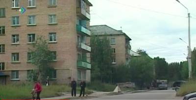 Владимир Уйба - В ухтинском поселке Водный задействуют дополнительные силы для ремонта аварийной крыши дома по Ленина, 16 - komiinform.ru - респ. Коми - Сыктывкар