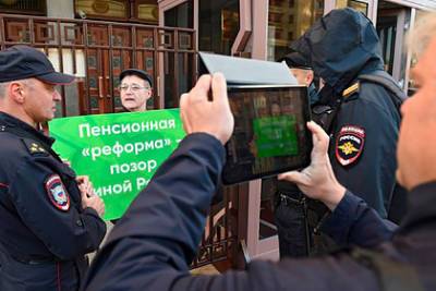 Ярослав Нилов - В Госдуме назвали условия снижения пенсионного возраста - lenta.ru - Россия