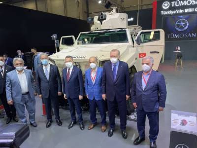 Реджеп Тайип Эрдоган - Президент Турции на выставке IDEF-2021 проявил особый интерес к отечественному броневику производства TÜMOSAN (ФОТО) - trend.az - Турция - Стамбул