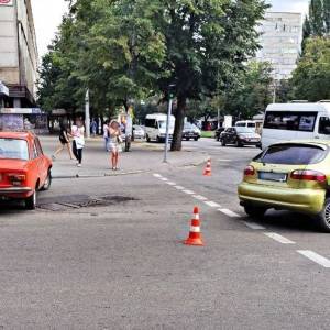 В Запорожье на перекрестке столкнулись два автомобиля. Фото - reporter-ua.com - Запорожье
