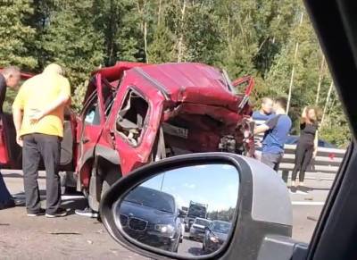 Lexus - На востоке Петербурга Lexus врезался в припаркованный на КАД автомобиль - neva.today - Санкт-Петербург