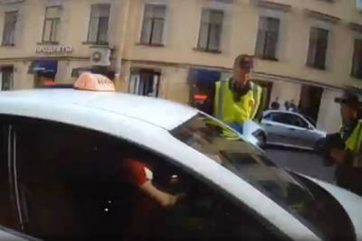 В Петербурге таксист-нелегал сбил сотрудника комитета по транспорту - lenta.ru - Россия - Башкирия - Санкт-Петербург