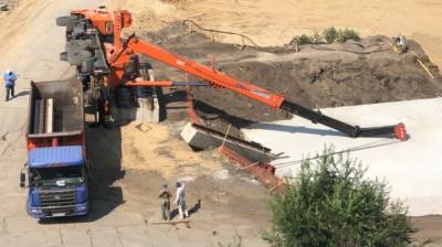 Водитель выжил при падении автокрана на воронежской стройке - vestivrn.ru - Воронеж