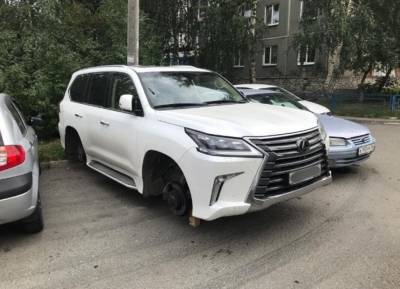 В микрорайоне Екатеринбурга неизвестные регулярно снимают колеса с автомобилей - znak.com - Екатеринбург - Челябинск