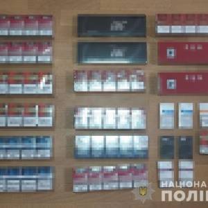 В одном из киосков Мелитополя изъяли более 300 пачек контрабандных сигарет. Фото - reporter-ua.com - Запорожская обл. - Мелитополь