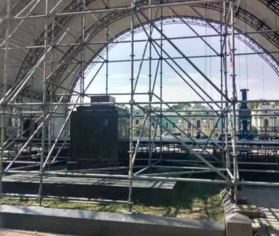 В Киеве на месте братской могилы установили сцену ко Дню независимости - news-front.info - Украина - Киев