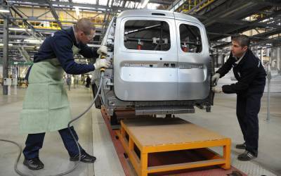 Из-за дефицита чипов АВТОВАЗ может остановиться уже в августе - zr.ru - Россия - Тольятти