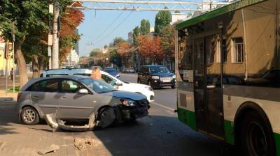 В центре Воронежа иномарка врезалась в автобус - vestivrn.ru - Воронеж