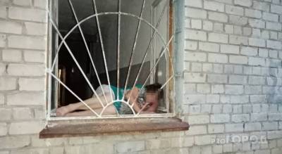 В Новочебоксарске горожанка спасалась от жары на подоконнике общего коридора - pg21.ru - респ. Чувашия - Новочебоксарск