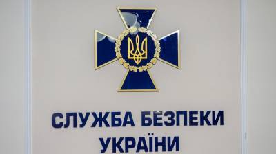 «Украинцы на коленях»: СБУ допросила украинского художника из-за инсталляции «Хохлы» (фото) - sharij.net - Москва - Россия - Украина