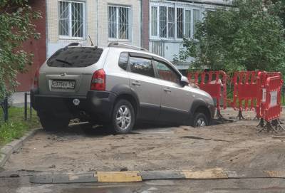 Фото: в Колпино машина провалилась под асфальт у подъезда многоэтажки - ivbg.ru - Украина - Колпино - Петербург - Ленобласть