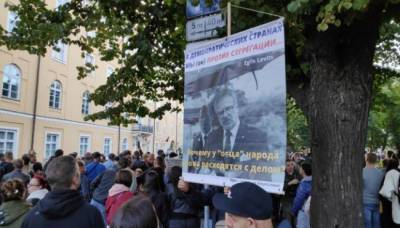 Алдис Гобземс - В Риге митингуют противники карантина — вышли наперекор предупреждениям полиции - eadaily.com - Рига