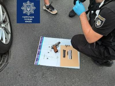 В Киеве водитель угрожал патрульным пистолетом, чтобы проехать на перекрытую улицу, его задержали – полиция - gordonua.com - Украина - Киев - Черновицкая обл.