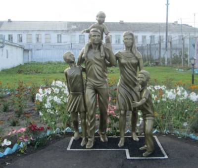 Скульптуру многодетной семьи установили в одной из колоний Кузбасса - gazeta.a42.ru - Россия - Мариинск