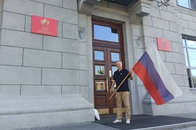 Экс-депутат Госдумы водрузил флаг России на здание мэрии Новосибирска в день тридцатилетия ГКЧП - tayga.info - Москва - Россия - Новосибирск