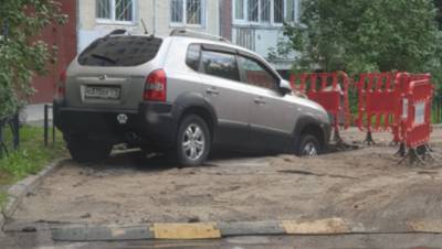 В Петербурге автомобиль провалился под асфальт после прорыва трубы - dp.ru - Санкт-Петербург