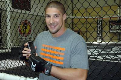 Бывший боец UFC спас попавших в аварию детей - lenta.ru