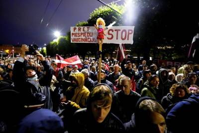 В Латвии прошла акция протеста против принудительной вакцинации - lenta.ru - Рига - Латвия